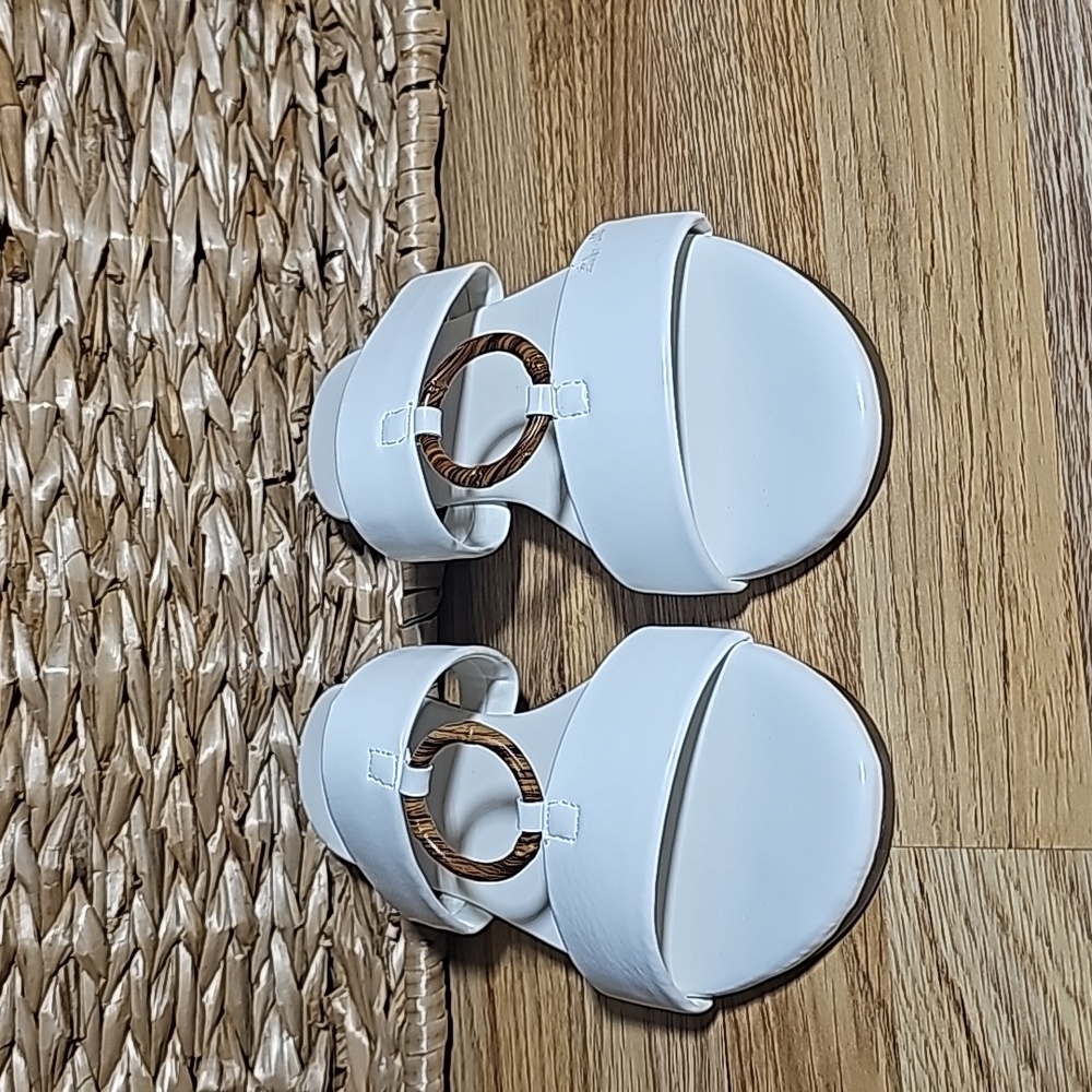 Women's sandal size 7, white,flat sole